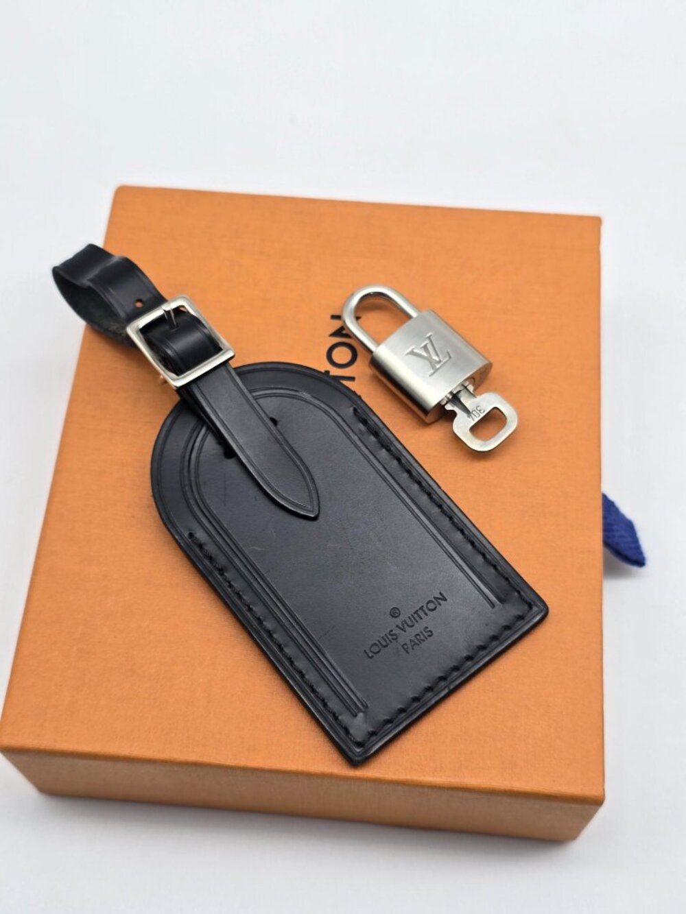 Authentic Louis Vuitton Black Luggage Tag Silver LV Padlock Key & Box - Picture 12 of 14